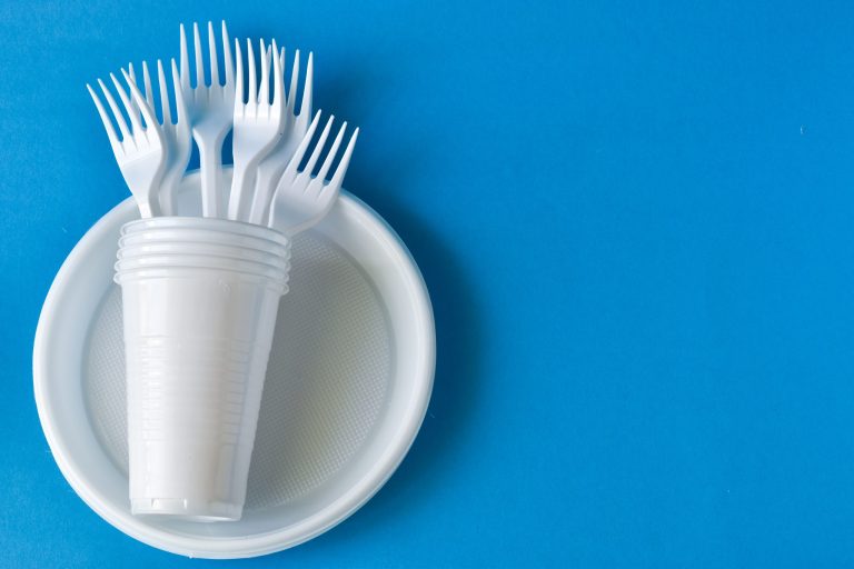 Plastic,Dishes,,Disposable,Tableware,,Plates,,Forks,,Glasses,On,A,Blue